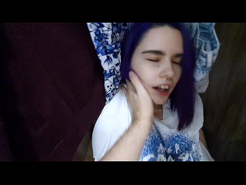 ❤️ Хоҳарамро дар ҷевон ёфт ва ба ӯ кӯмак кард Секс дар мо ❌❤